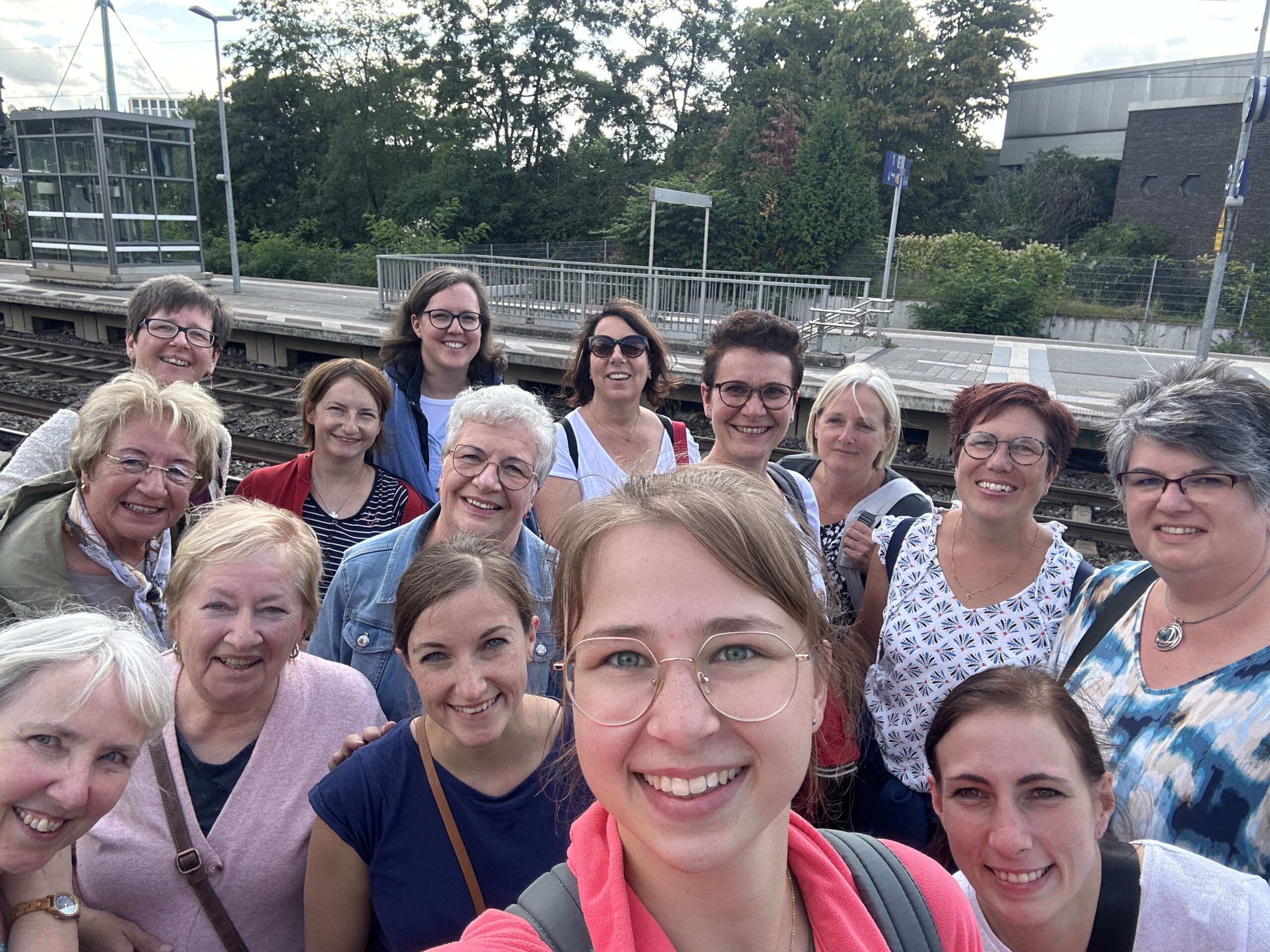 Das Bild zeigt eine Gruppe von Damen des BSV Dinslaken 1461, die auf den Zug warten.