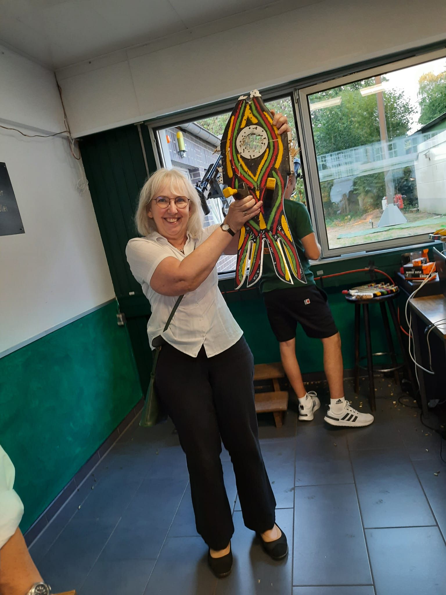 Das bild zeigt die Siegerin des Kreisdamenvogelschießens 2022 Christa Salawarda gemeinsam mit ihrem errungenen Holzvogel